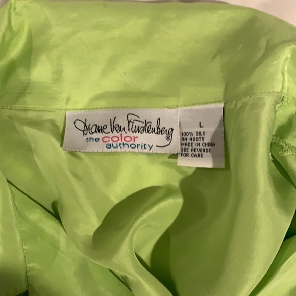 DVF DIANE VON FURSTENBERG size L 100% Silk light green blouse in Excellent cond. - Picture 4 of 7
